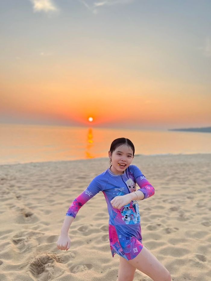 Con gái 9 tuổi của Phương Trinh Jolie: yêu thể thao, tập yoga siêu khó