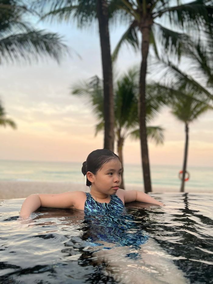 Con gái 9 tuổi của Phương Trinh Jolie: yêu thể thao, tập yoga siêu khó