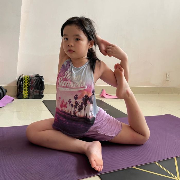 Con gái 9 tuổi của Phương Trinh Jolie: yêu thể thao, tập yoga siêu khó