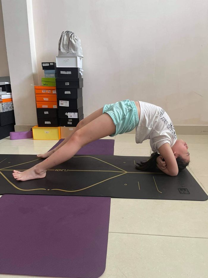Con gái 9 tuổi của Phương Trinh Jolie: yêu thể thao, tập yoga siêu khó