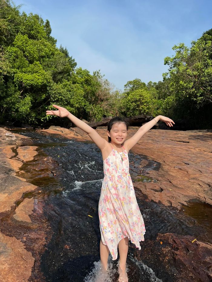 Con gái 9 tuổi của Phương Trinh Jolie: yêu thể thao, tập yoga siêu khó