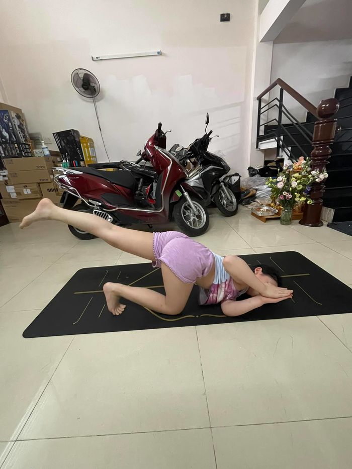 Con gái 9 tuổi của Phương Trinh Jolie: yêu thể thao, tập yoga siêu khó