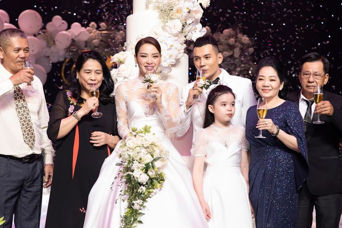 Con gái Phương Trinh Jolie mới 9 tuổi đã nói tiếng Anh cực sõi