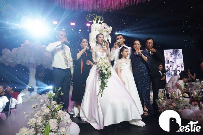 Con gái Phương Trinh Jolie xuất hiện trong lễ cưới: gọi Lý Bình là ba