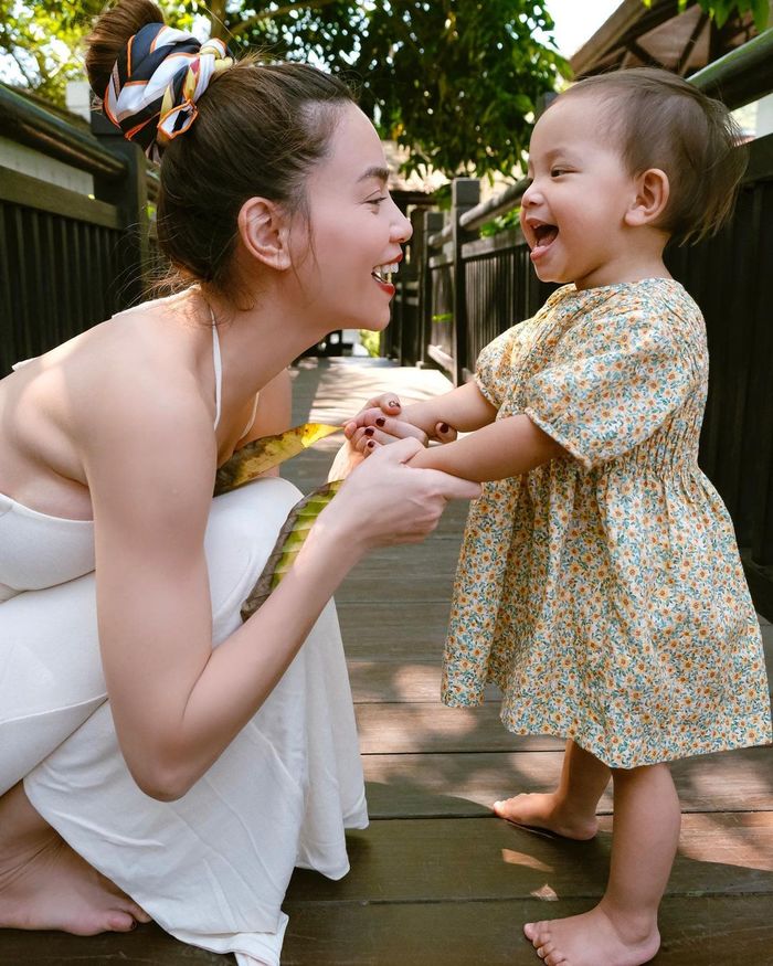 Con sao Việt bé tí ti đã sáng dạ: Winnie trả bài mẹ Nhi vanh vách