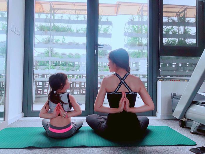 Con sao Việt chuẩn thần đồng yoga: Ái nữ Ốc Thanh Vân đã có đối thủ