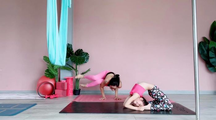 Con sao Việt chuẩn thần đồng yoga: Ái nữ Ốc Thanh Vân đã có đối thủ
