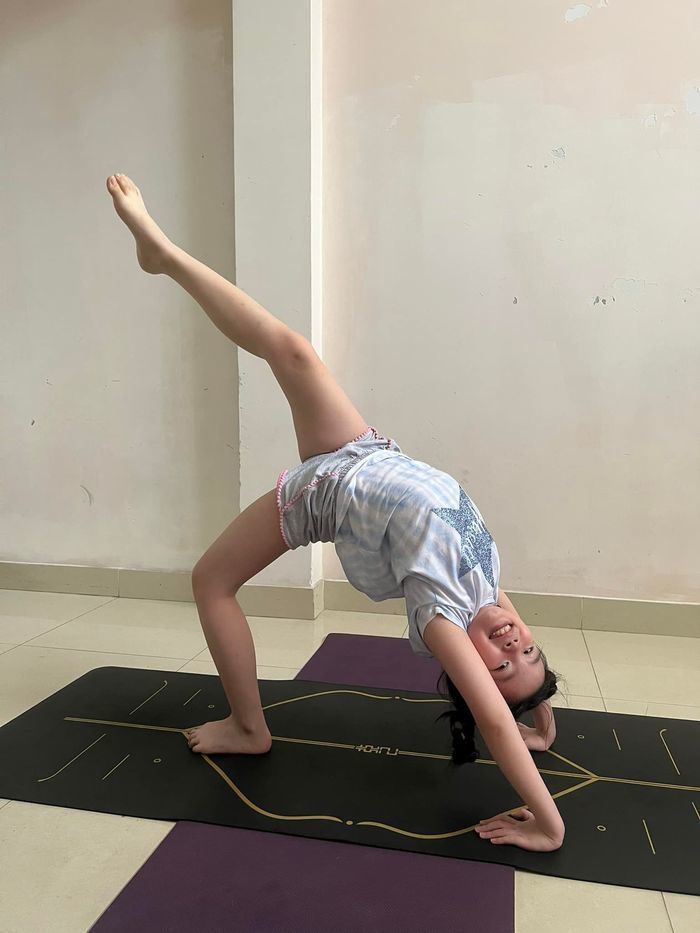 Con sao Việt chuẩn thần đồng yoga: Ái nữ Ốc Thanh Vân đã có đối thủ