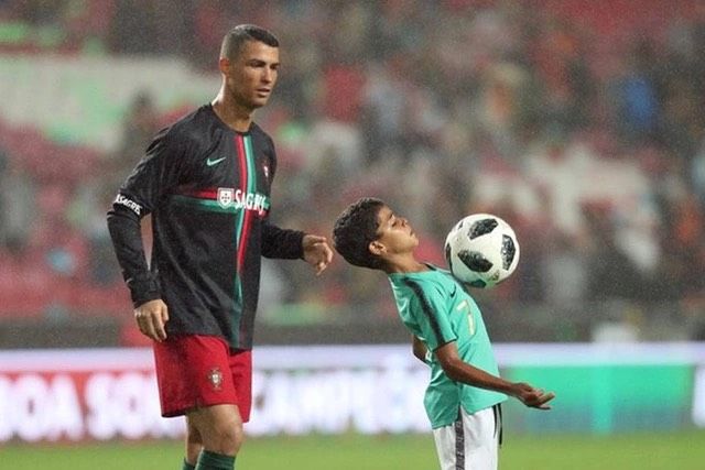 Con trai Ronaldo ăn mừng bàn thắng ý nghĩa, được mẹ kế cưng hết nấc