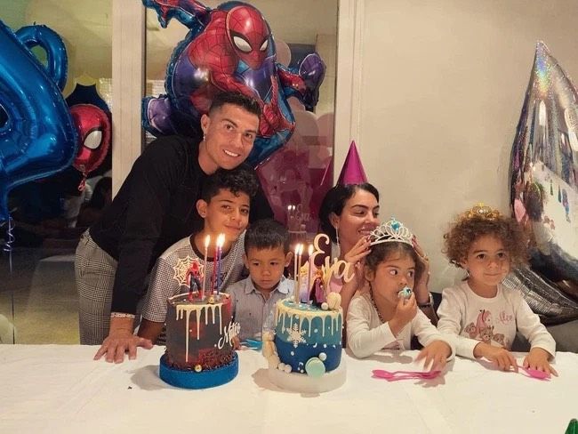 Con trai Ronaldo ăn mừng bàn thắng ý nghĩa, được mẹ kế cưng hết nấc