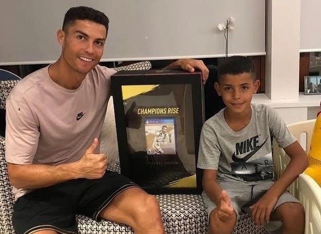 Con trai Ronaldo ăn mừng bàn thắng ý nghĩa, được mẹ kế cưng hết nấc