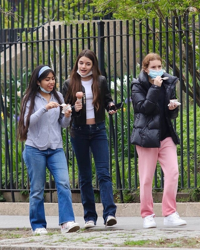 Công chúa Hollywood Suri Cruise dậy thì thành công, giản dị vẫn xinh