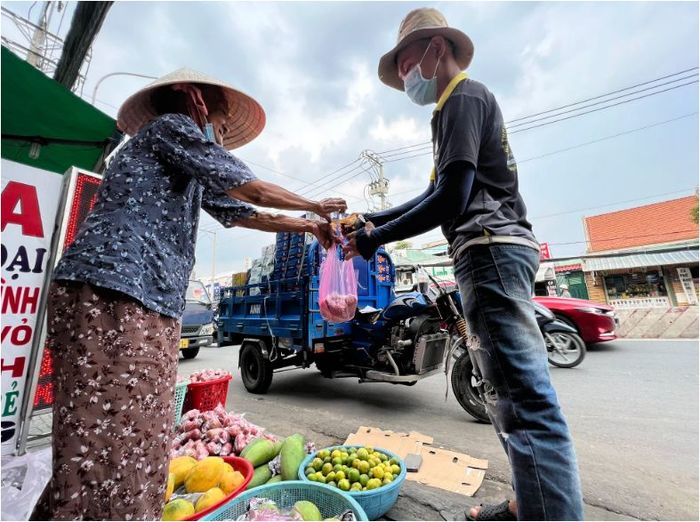 Cụ bà 80 tuổi vẫn ra đường mưu sinh, bán từng rổ trái cây để chữa bệnh