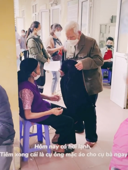 Cụ bà U90 đưa chồng 94 tuổi đi cắt tóc: Đến già vẫn nắm tay nhau 