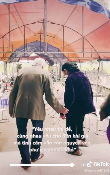 Cụ bà U90 đưa chồng 94 tuổi đi cắt tóc: Đến già vẫn nắm tay nhau