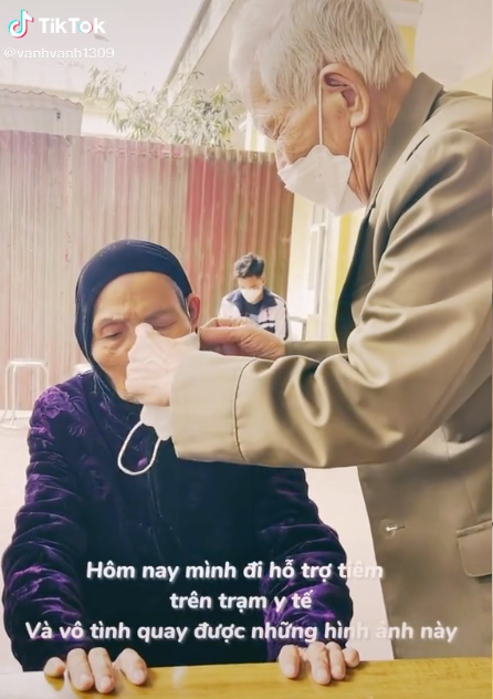 Cụ bà U90 đưa chồng 94 tuổi đi cắt tóc: Đến già vẫn nắm tay nhau 