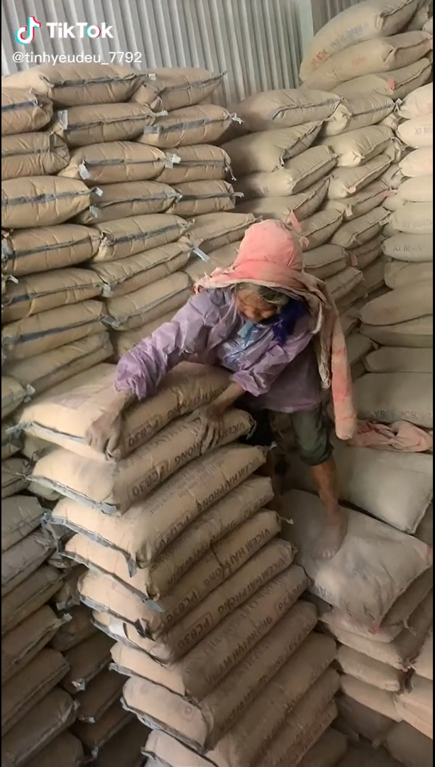 Cụ bà dân tộc Hà Nhì 60 tuổi vẫn phải vác xi măng kiếm sống