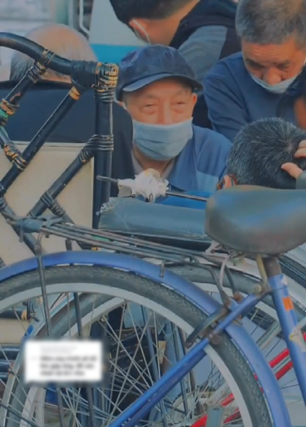 Cụ ông 75 tuổi đi xe đạp nhặt ve chai giữa khuya: 5kg được 25 nghìn
