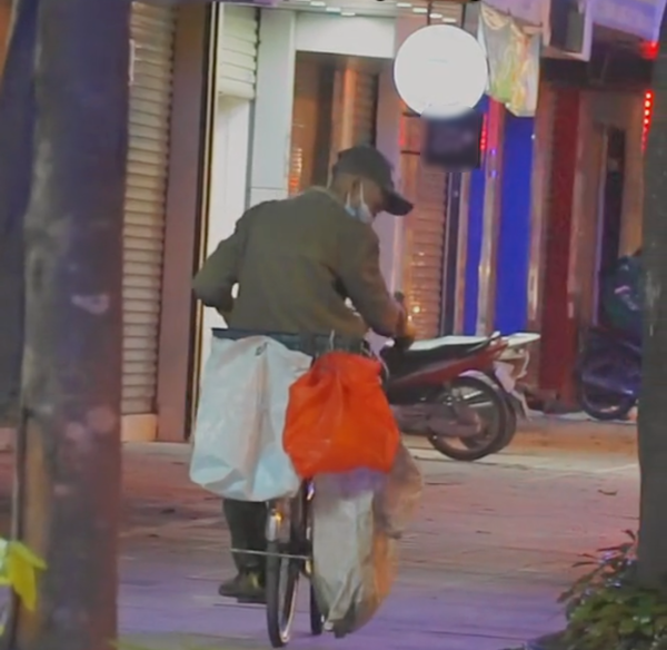 Cụ ông 75 tuổi đi xe đạp nhặt ve chai giữa khuya: 5kg được 25 nghìn
