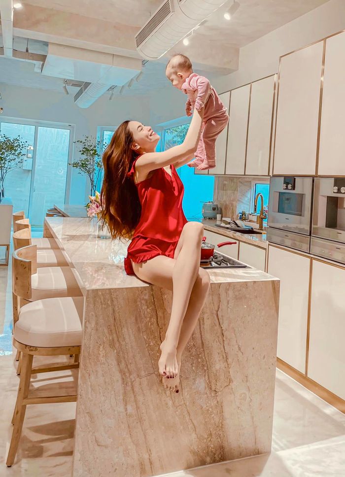 Hồ Ngọc Hà da trắng như tuyết mặc gì cũng đẹp: chân ái vẫn là sắc đỏ
