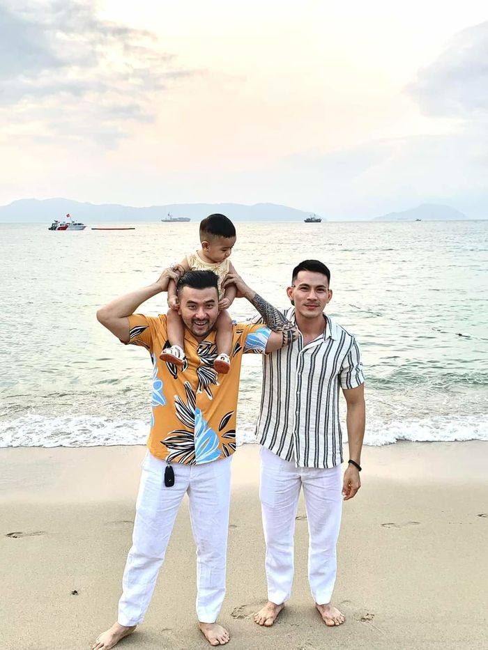 Đại gia Đà Nẵng và bạn trai người mẫu tình bể bình đưa con đi biển