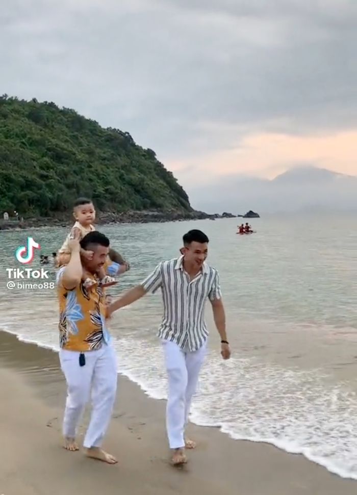 Đại gia Đà Nẵng và bạn trai người mẫu tình bể bình đưa con đi biển