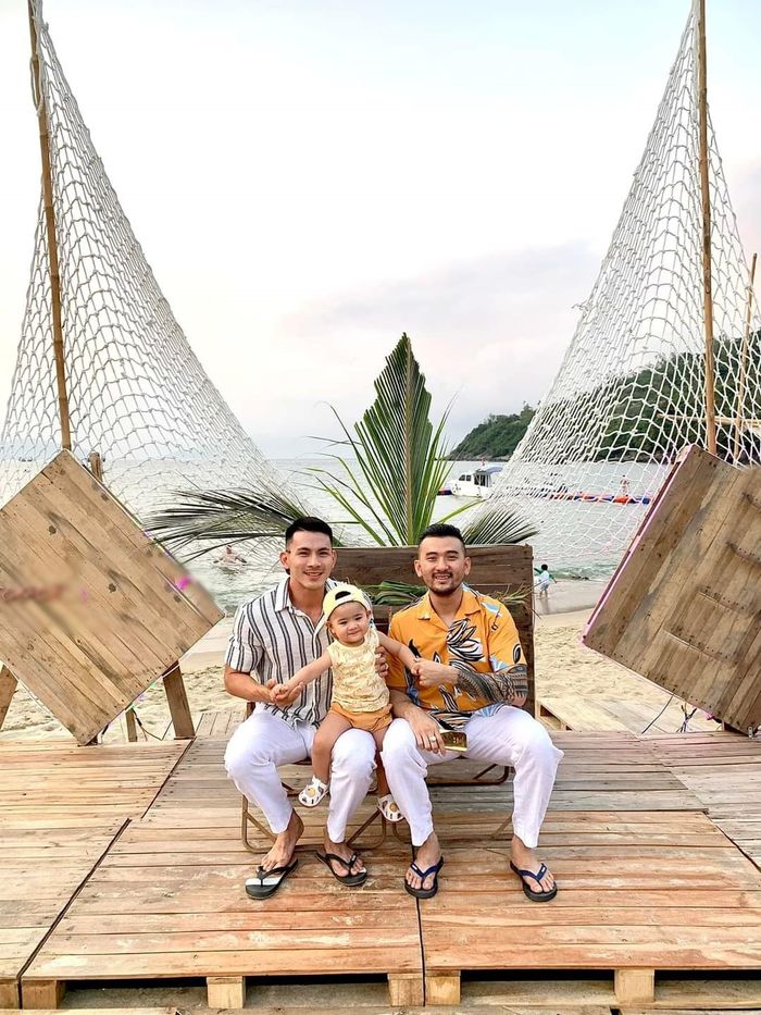 Đại gia Đà Nẵng và bạn trai người mẫu tình bể bình đưa con đi biển