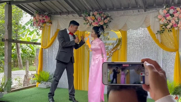 Đám cưới đậm chất miền Tây của nghệ sĩ Tiết Cương: chú rể kiêm luôn MC