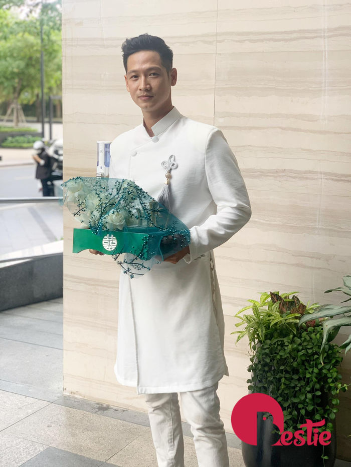 Dàn bê tráp toàn trai xinh gái đẹp trong hôn lễ Phương Trinh Jolie