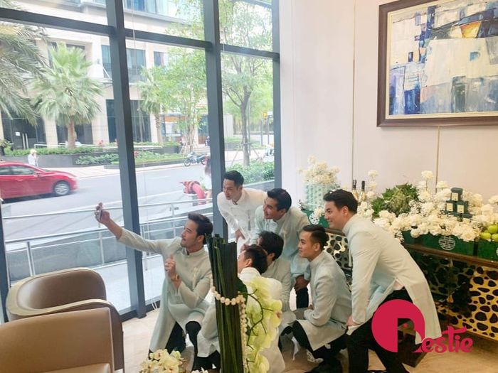 Dàn bê tráp toàn trai xinh gái đẹp trong hôn lễ Phương Trinh Jolie