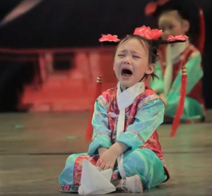 Đang chán mà bắt múa, cô bé mang biểu cảm khó đỡ lên sân khấu