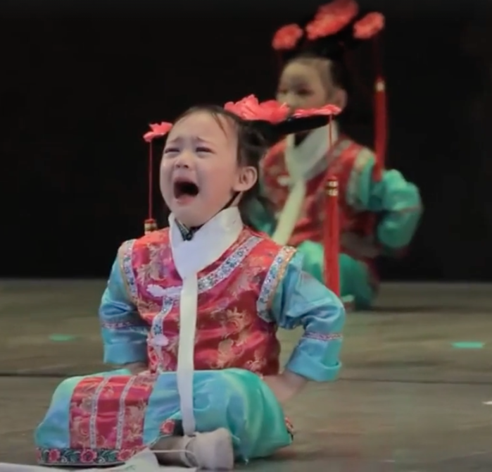 Đang chán mà bắt múa, cô bé mang biểu cảm khó đỡ lên sân khấu