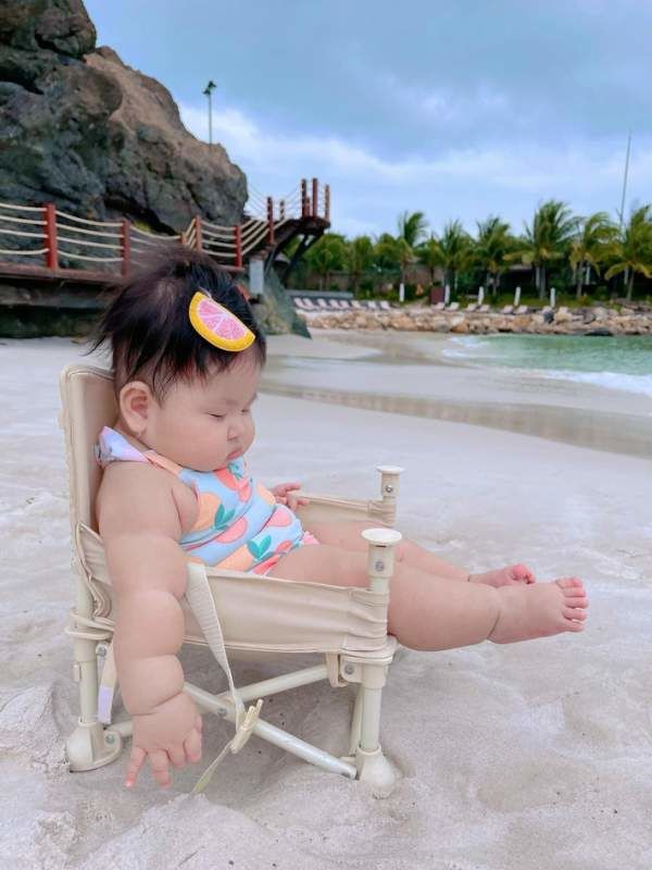 Đang đi bơi mà cơn buồn ngủ ập đến, em bé gà gật nhìn cưng xỉu