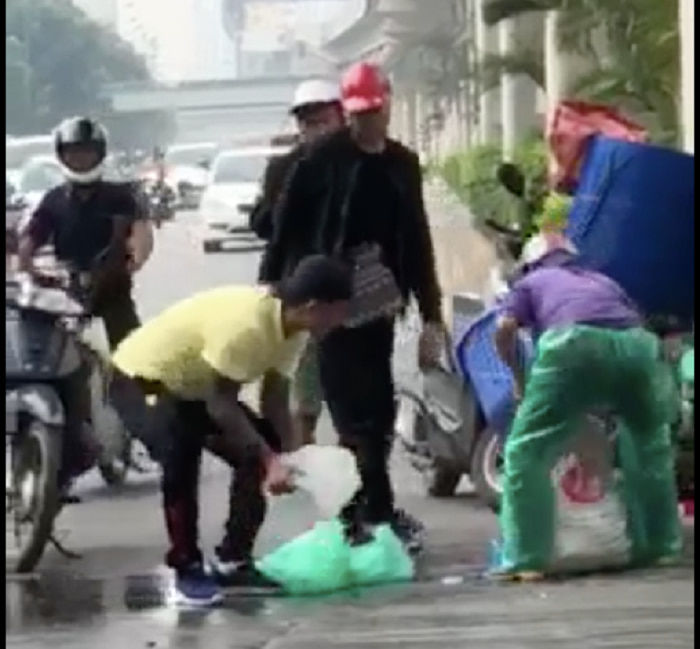 Đang đi diễn, sao Việt dừng xe giữa đường làm việc ý nghĩa
