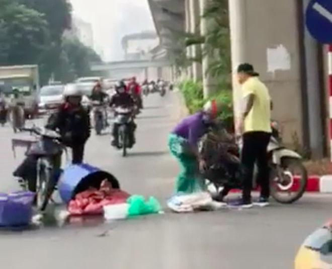Đang đi diễn, sao Việt dừng xe giữa đường làm việc ý nghĩa
