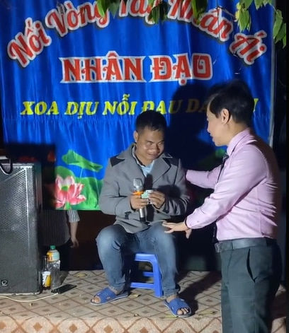 Đang đi diễn, sao Việt dừng xe giữa đường làm việc ý nghĩa