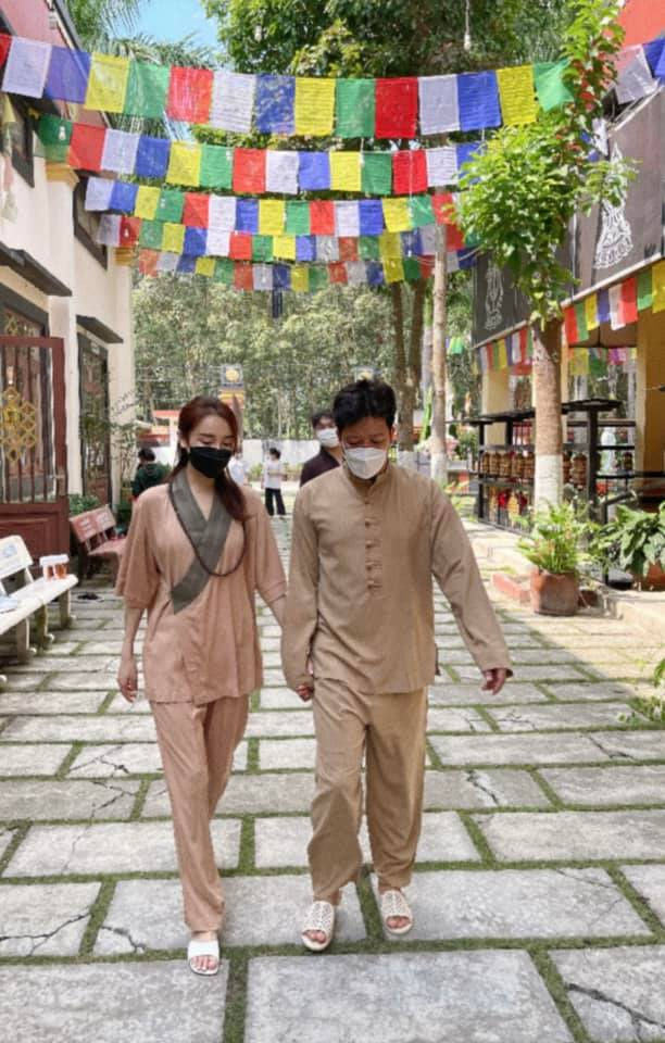 Dấu hiệu của những sao nam nghiện vợ: Ông Cao Thắng hay nắm tay