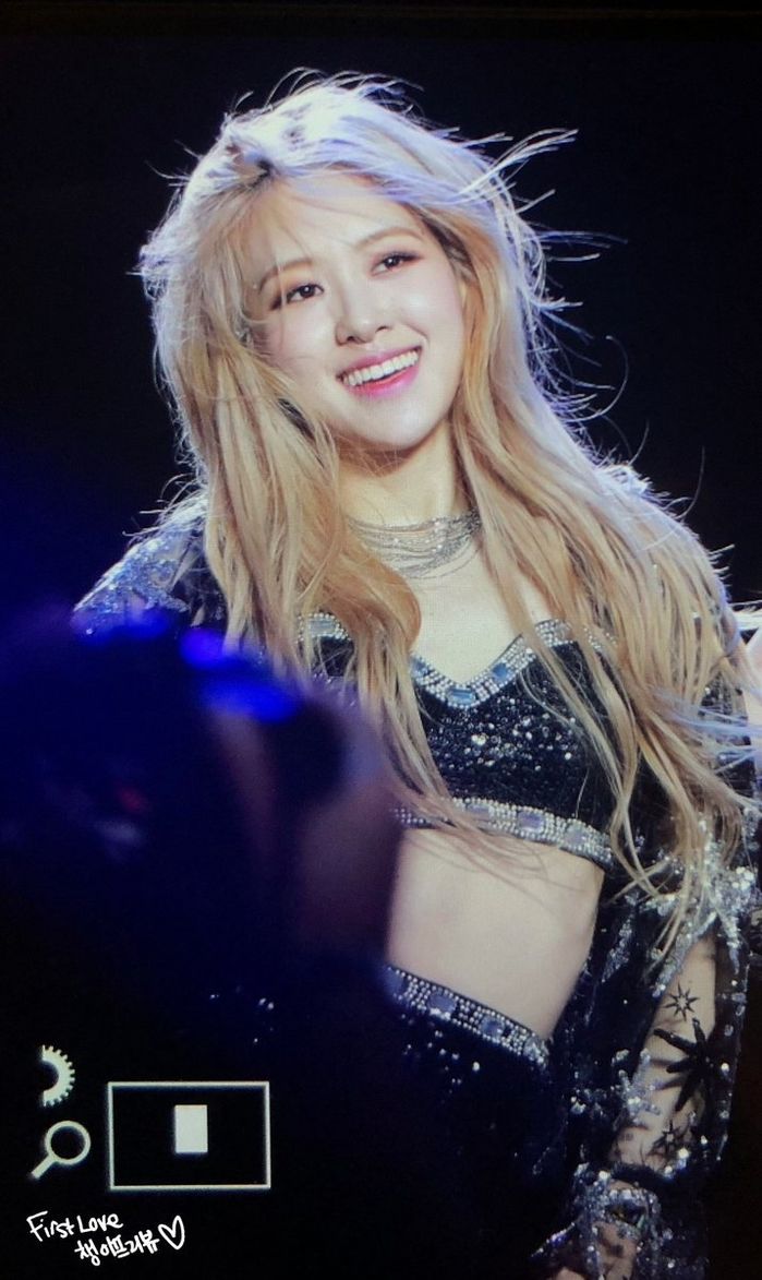 Điểm danh outfit BLACKPINK thích nhất: Rosé cực cháy trên đất Mỹ