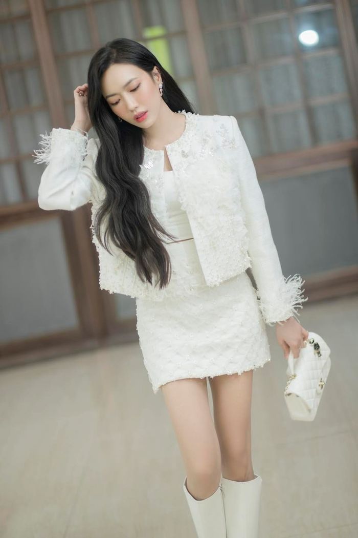 Diệu Nhi tóc dài thướt tha, khoe khéo nhẫn kim cương ở ngón áp út