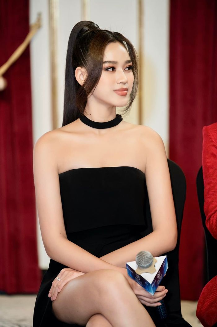 Đỗ Thị Hà tái xuất sau Miss World: Khoe đôi kiếm Nhật nuột nà