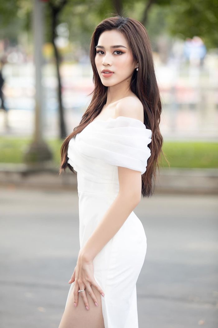 Đỗ Thị Hà tái xuất sau Miss World: Khoe đôi kiếm Nhật nuột nà