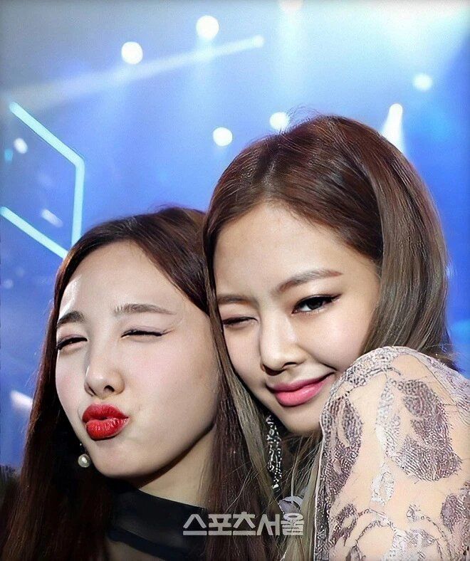Đôi bạn Jennie - Nayeon như rủ nhau mặc đồ đôi: Mỹ nhân TWICE cute xỉu