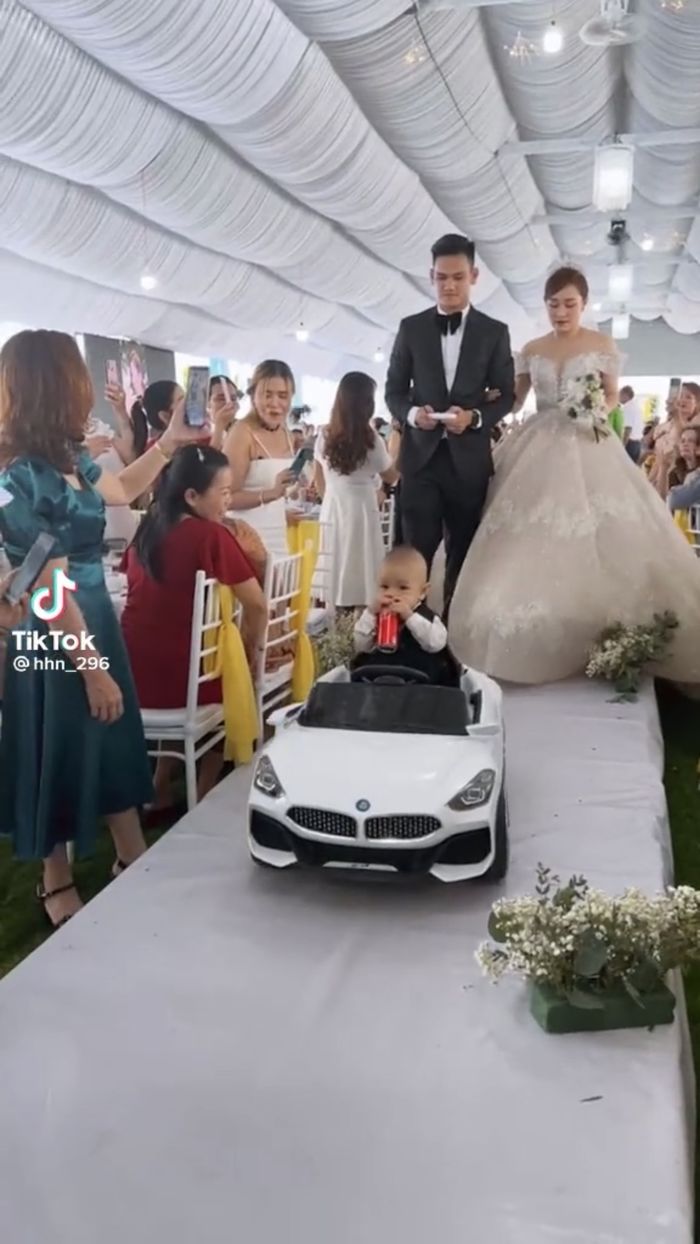 Đám cưới hậu vệ Hồ Tấn Tài: Con trai lái xe dẫn bố mẹ vào lễ đường