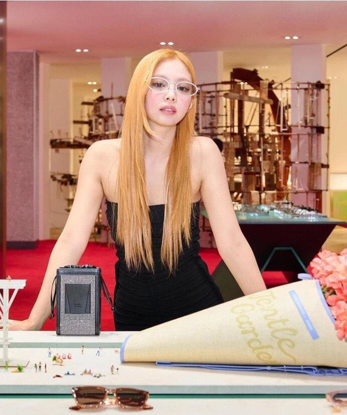 Cheap moment cực mạnh với idol Kpop: Hãy thử tóc cam chói như Jennie