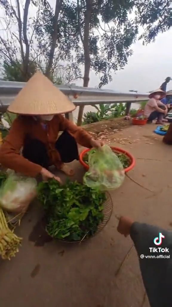 Dùng 200k trả tiền mớ rau, chàng trai bị bà cụ từ chối tiền thừa