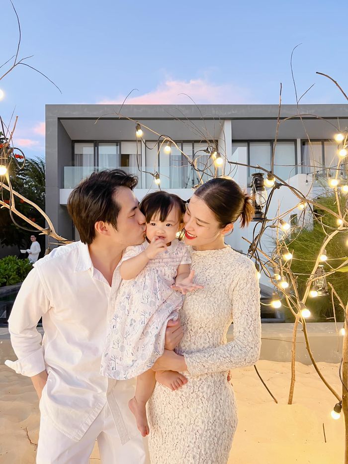 Đụng hàng với Phương Trinh Jolie, Đông Nhi biến tấu trang phục lạ mắt