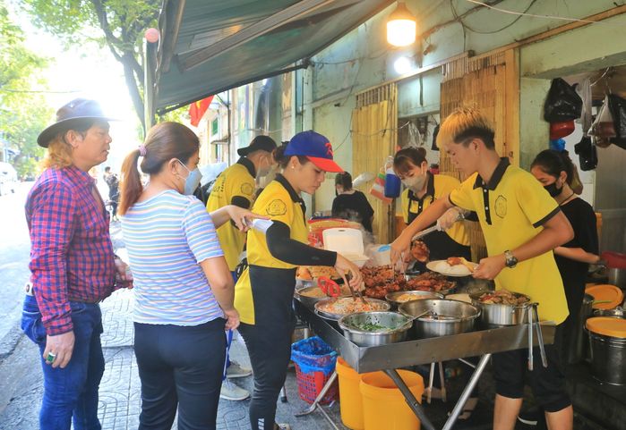 Cơm tấm cao bồi cực rẻ chỉ 25k: chỉ bán buổi sáng nhưng cả nghìn suất