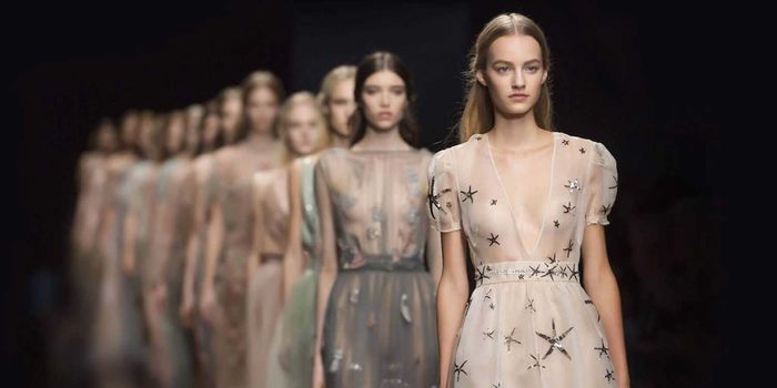 Xu hướng thời trang nổi bật mùa hè 2022: Màu sắc sặc sỡ là hot trend