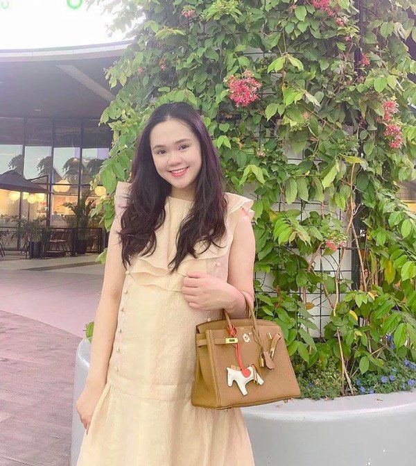 Đu trend TikTok với background toàn túi hiệu, vợ Duy Mạnh gây ấn tượng