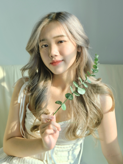 Gái xinh Việt ở tuổi 20: Tự chủ kinh tế, được làm việc cùng Lisa